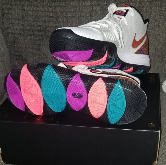 NIKE KYRIE 5 BHM - Picture 4 of 8